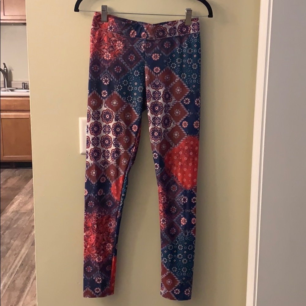 American Eagle silky leggings with mosaic pattern